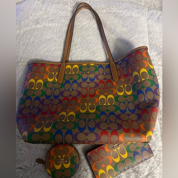 Coach Pride collection Tote Bag with wallet and coin purse looks brand new - Picture 1 of 3